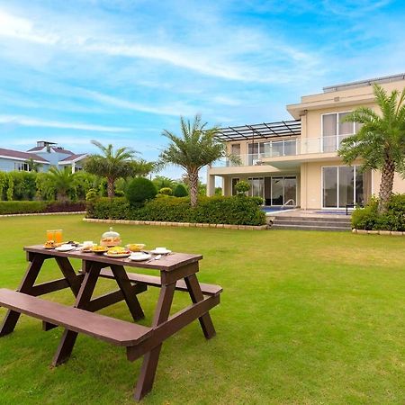 Stayvista At Blanc Belle With Outdoor Pool Sohna Buitenkant foto