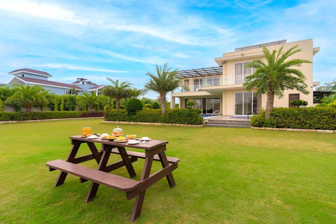 Stayvista At Blanc Belle With Outdoor Pool Sohna Buitenkant foto