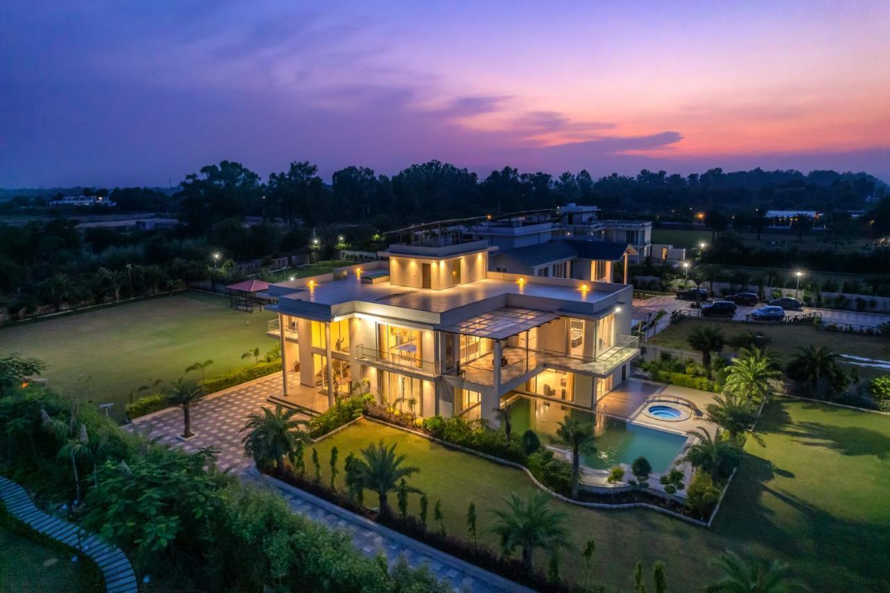 Stayvista At Blanc Belle With Outdoor Pool Sohna Buitenkant foto