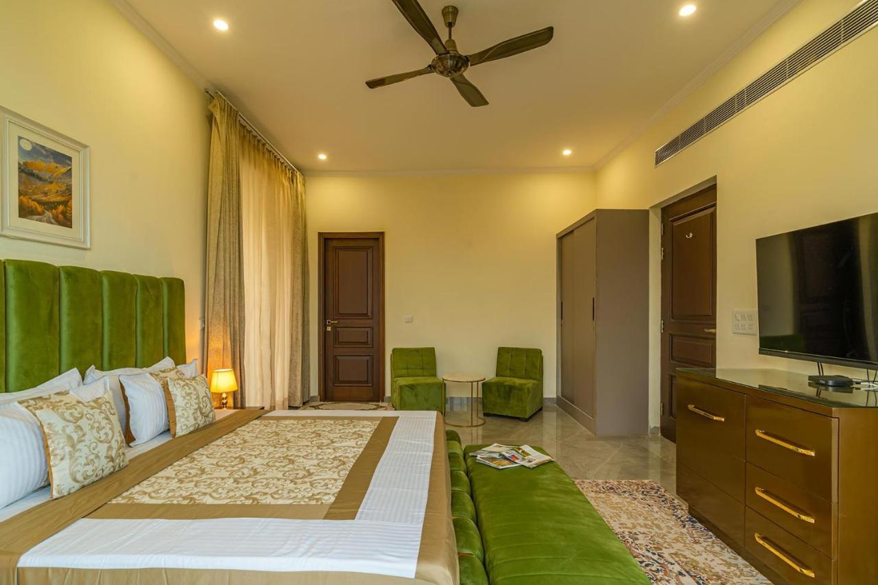 Stayvista At Blanc Belle With Outdoor Pool Sohna Buitenkant foto
