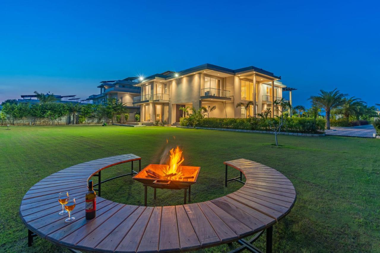 Stayvista At Blanc Belle With Outdoor Pool Sohna Buitenkant foto